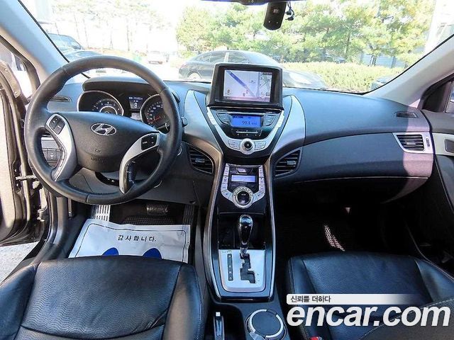 Hyundai Avante — interior
