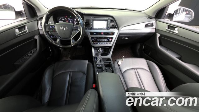 Hyundai Sonata — interior