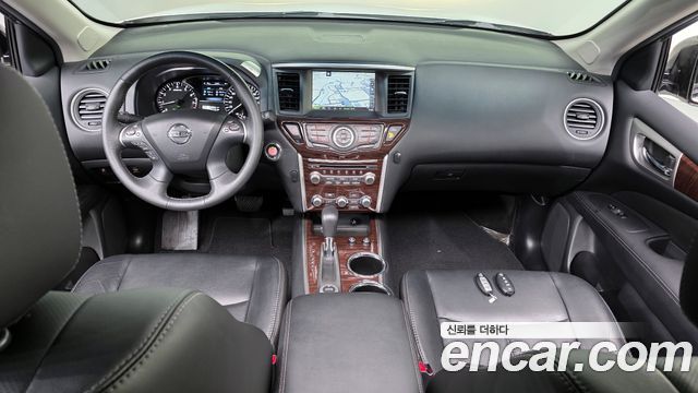 Nissan Pathfinder — interior