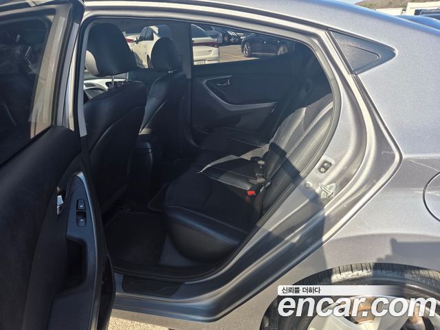 Hyundai Avante — interior