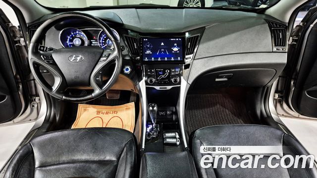 Hyundai Sonata — interior