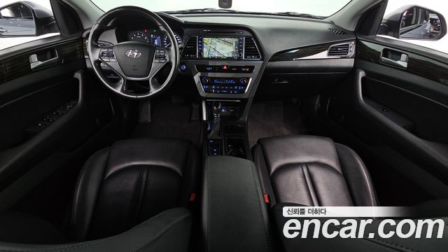 Hyundai Sonata — interior