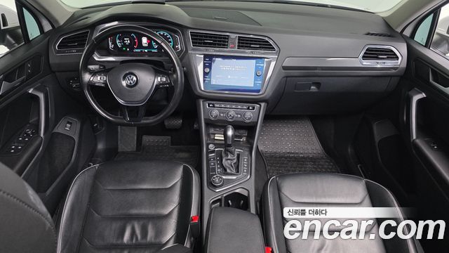 Volkswagen Tiguan — interior