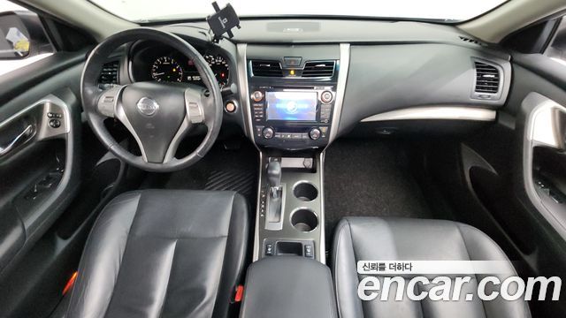 Nissan Altima — interior