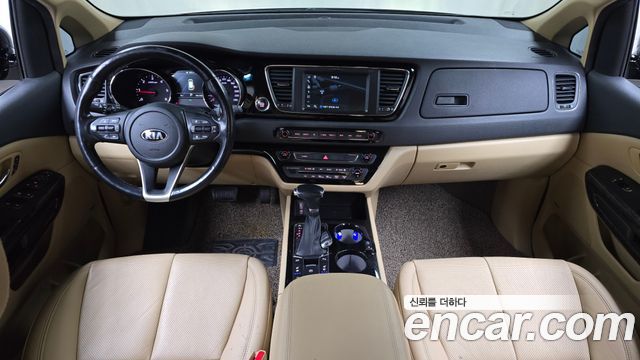 Kia Carnival — interior