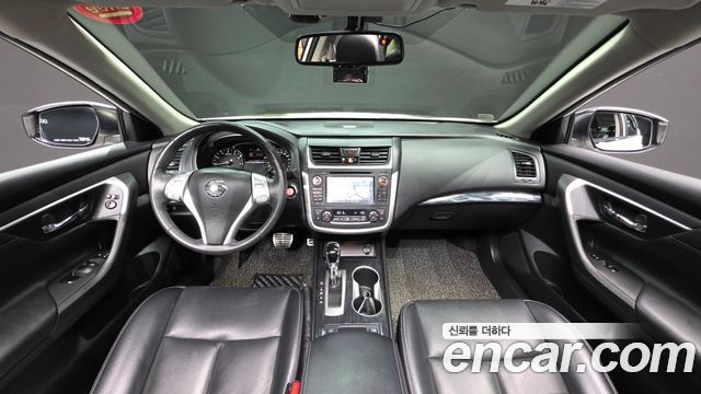 Nissan Altima — interior