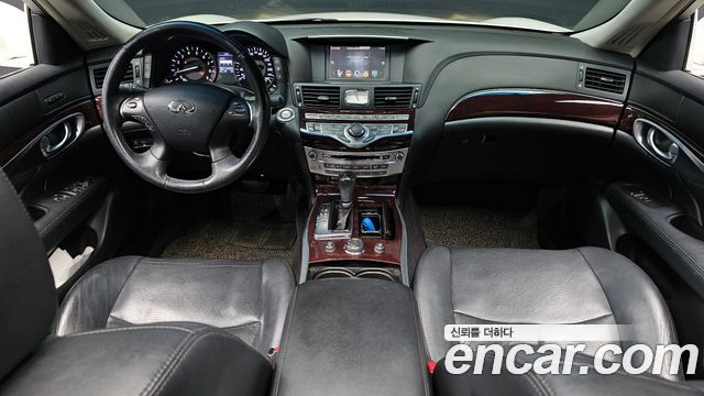 Infiniti M — interior