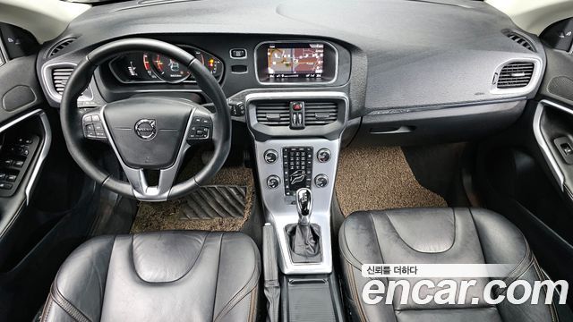 Volvo V40 — interior