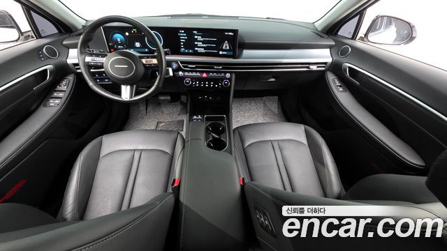 Hyundai Sonata — interior