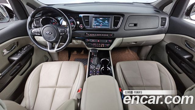 Kia Carnival — interior