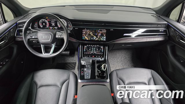Audi Q7 — interior