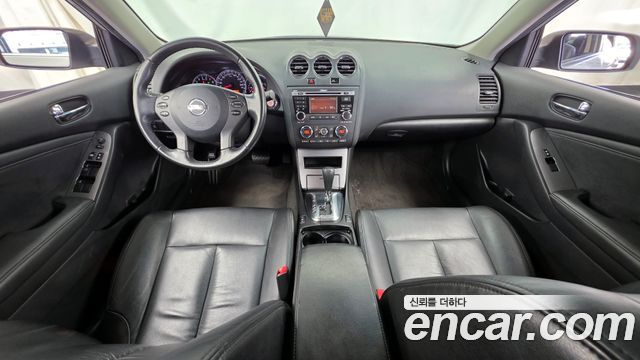 Nissan Altima — interior