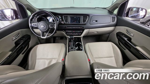 Kia Carnival — interior