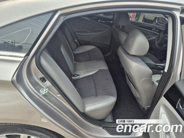 Hyundai Sonata — interior