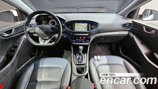 Hyundai Ioniq — interior