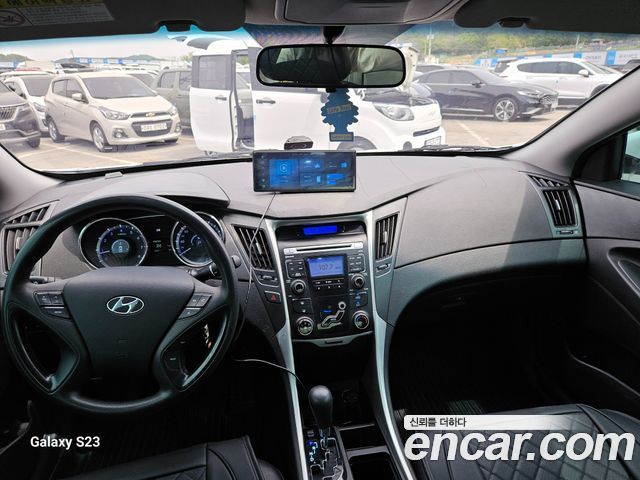 Hyundai Sonata — interior