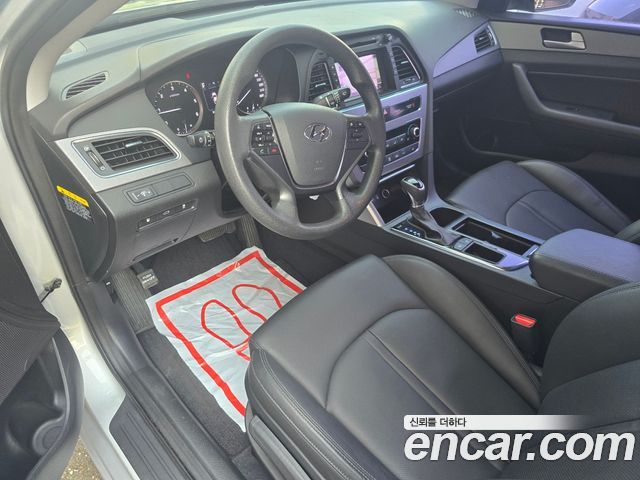 Hyundai Sonata — interior