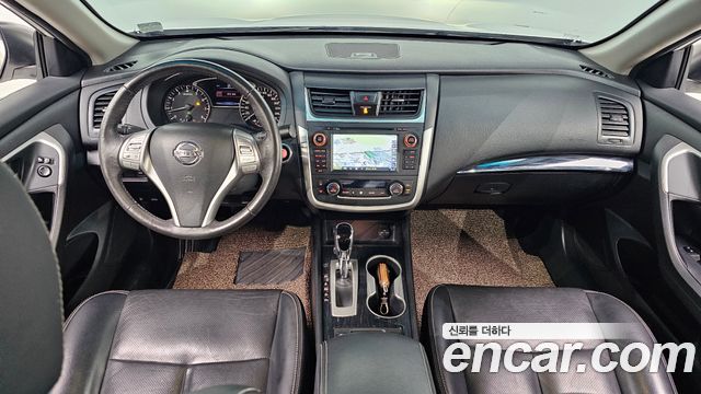 Nissan Altima — interior