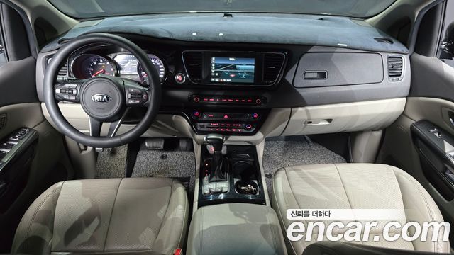 Kia Carnival — interior