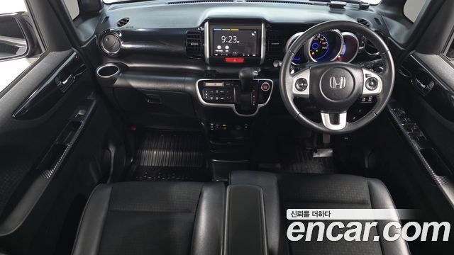 Honda N-BOX — interior