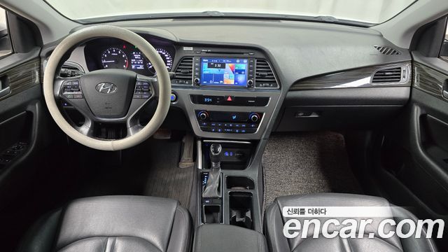 Hyundai Sonata — interior