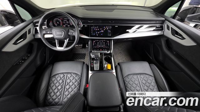 Audi Q7 — interior