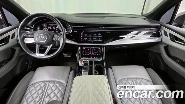 Audi Q7 — interior
