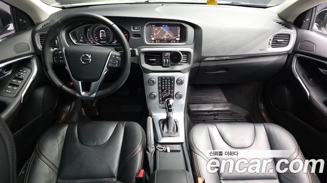 Volvo V40 — interior