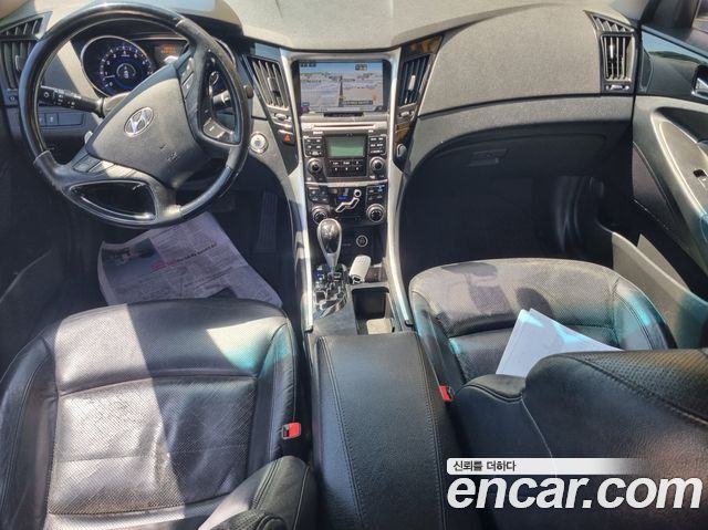 Hyundai Sonata — interior