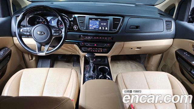 Kia Carnival — interior