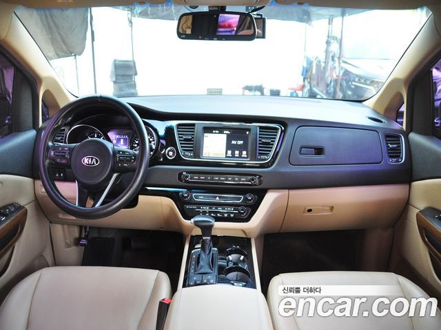 Kia Carnival — interior