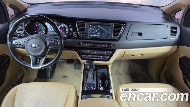 Kia Carnival — interior