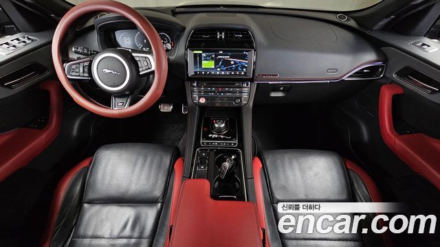 Jaguar F-Pace — interior