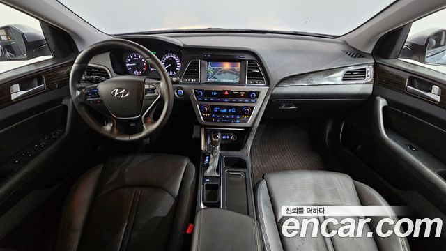 Hyundai Sonata — interior