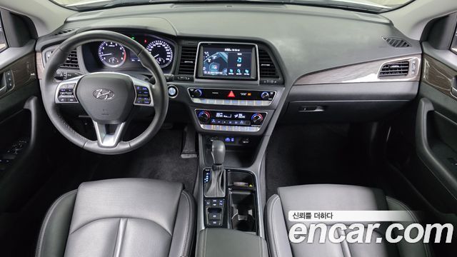 Hyundai Sonata — interior