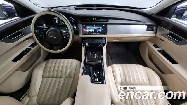 Jaguar XF — interior