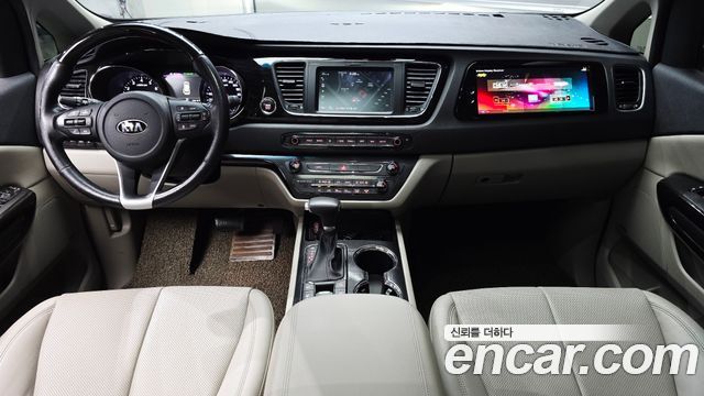 Kia Carnival — interior