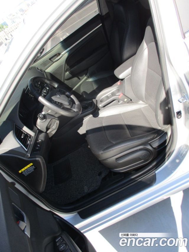 Hyundai Avante — interior