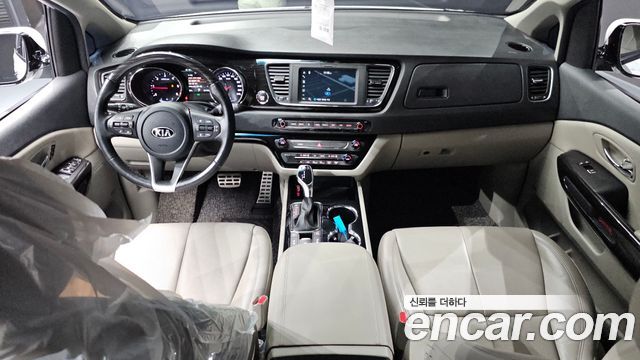 Kia Carnival — interior
