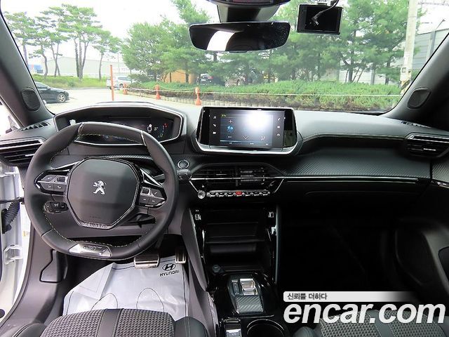 Peugeot 2008 — interior
