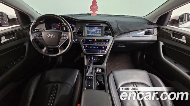 Hyundai Sonata — interior