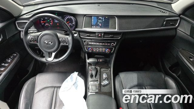 Kia K5 — interior