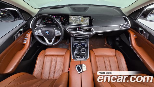 BMW X7 — interior