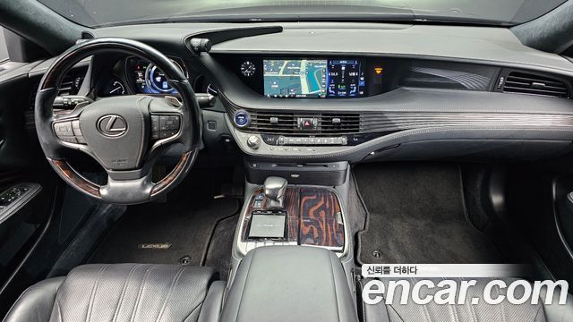 Lexus LS — interior