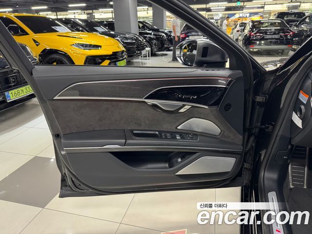 Audi S8 — interior