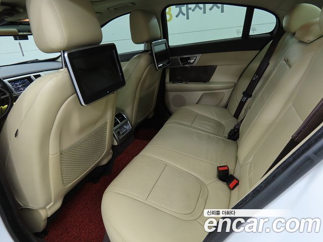 Jaguar XF — interior