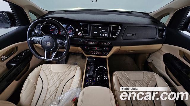 Kia Carnival — interior