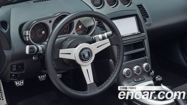 Nissan 350Z — interior