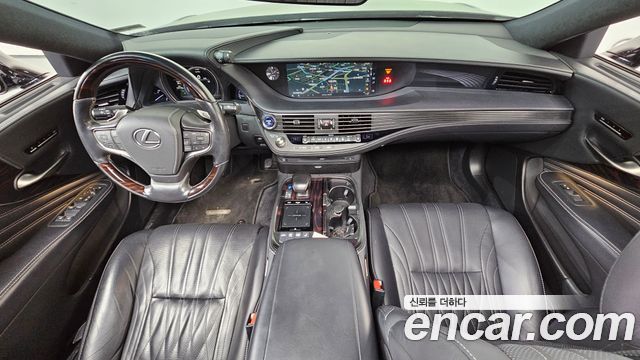 Lexus LS — interior