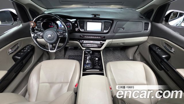 Kia Carnival — interior